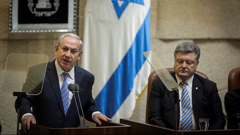Le Premier ministre Benjamin Netanyahu pendant une session plénière de la Knesset en l'honneur de la visite du président ukrainien Petro Porochenko (à droite) à Jérusalem, le 23 décembre 2015. (Crédit : Flash90/Hadas Parush)