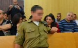 Le soldat israélien accusé d'avoir tiré sur un terroriste palestinien à Hébron, pendant une audience du tribunal militaire à Tel-Aviv, le 5 avril 2016. (Crédit : Flash90)