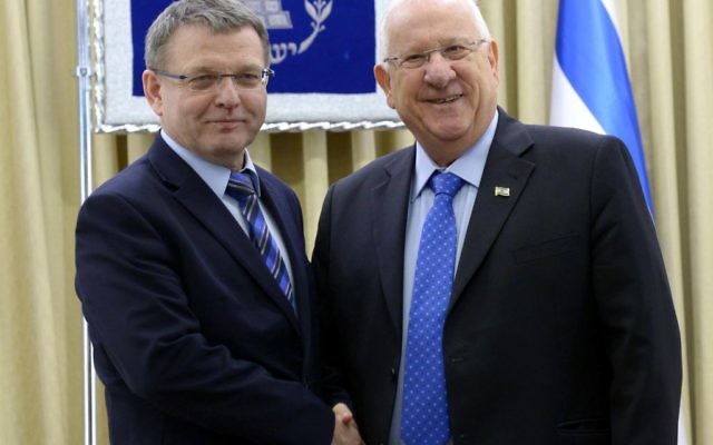 Rencontre entre le président, Reuven RIvlin, et le ministre des Affaires étrangères tchèque, Lubomír Zaorálek (Crédit : Mark Neyman / GPO)