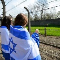 Des lycéens israéliens pendant la Marche des Vivants à Auschwitz, en Pologne, le 16 avril 2015. (Crédit : Yossi Zeliger/Flash90)