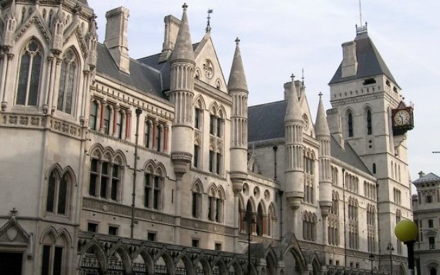 Cour royale de Justice de Londres. (Crédit : sjiong -flickr.com/photos/sjiong/109817932/ Wikipedia)