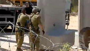 Des soldats israéliens installent des sections de mur près de la frontière du Liban, au kibboutz Misgav Am, le 20 avril 2016. (Crédit : capture d'écran Deuxième chaîne)