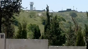Un nouveau mur près de la frontière du Liban, au kibboutz Misgav Am, à l'ombre d'une position de l'ONU, le 20 avril 2016. (Crédit : capture d'écran Deuxième chaîne)
