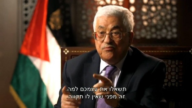 Le président de l'Autorité palestinienne Mahmoud Abbas pendant un entretien avec l'émission Uvda de la Deuxième chaîne, diffusée le 31 mars 2016. (Crédit : capture d'écran YouTube)