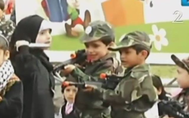Une jeune Palestinienne attaque un "soldat israélien" avec un couteau dans une pièce de théâtre ayant lieu à Gaza, dans le cadre du 'Festival de Palestine pour les enfants et l'éducation', en avril 2016 (Crédit photo : la Deuxième chaîne)