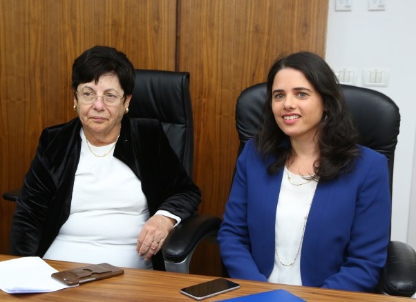 La ministre de la Justice Ayelet Shaked (à droite) et la présidente de la Cour suprême Miriam Naor pendant l'inauguration d'un nouveau tribunal à Beit Shemesh, le 29 mars 2016. (Crédit : Yaakov Lieberman/Flash90)