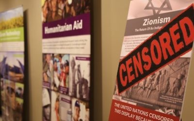 Après la censure de l'ONU d'un panneau sur le sionisme pendant une exposition sur Israël au siège des Nations unies à New York, un autre panneau a été installé pour protester contre cette décisions, le 4 avril 2016. (Crédit : autorisation de StandWithUs)