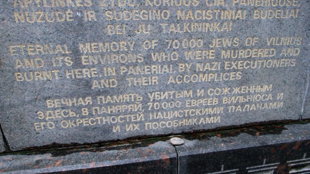 Le mémorial PANERIAI de Vilnius, en hommage à ses 70 000 Juifs tués par les nazis et leurs complices pendant la Seconde Guerre mondiale, le 16 février 2016. (Crédit : AFP/Petras Malukas)