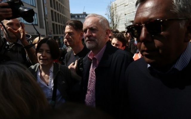 Jeremy Corbyn (au centre), chef du parti d'opposition britannique, le Parti travailliste, après un discours donné pendant un rassemblement du 1er mai à Londres, le 1er mai 2016. (Crédit : Justin Tallis/AFP)