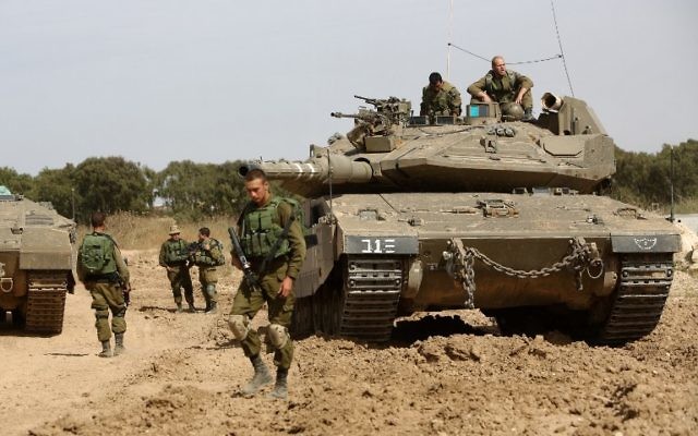 Des soldats israéliens le long de la frontière avec la bande de Gaza, près du kibboutz Nahal Oz, le 4 mai 2016. (Crédit : Menahem Kahana/AFP)