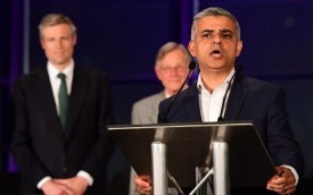 Le nouveau maire de Londres, Sadiq Khan, pendant une conférence de presse à la suite de sa victoire électorale au City Hall, dans le centre de Londres, le 7 mai 2016. (Crédit : AFP/Leon Neal)