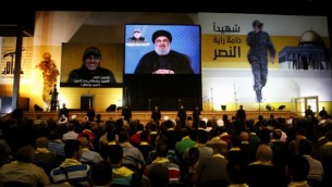 Le dirigeant du Hezbollah, Hassan Nasrallah, pendant une cérémonie en hommage à Mustafa Badreddine (portrait), commandant du Hezbollah tué une semaine avant à Damas , en Syrie, dans un quartier sud de la capitale libanaise, Beyrouth, le 20 mai 2016. (Crédit : Joseph Eid/AFP)