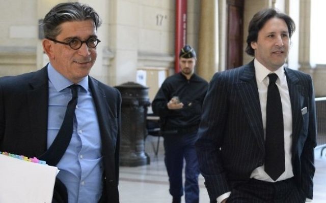 Arnaud Mimran (à droite) arrive avec son avocat, Jean-Marc Fedida (à gauche), au tribunal de Paris pour son procès dans l'affaire de l'escroquerie à la taxe carbone, le 25 mai 2016. (Crédit : Bertrand Guay/AFP)