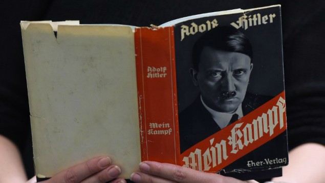 Une édition allemande de "Mein Kampf" ('Mon Combat') d'Adolf Hitler’s à la Librairie régionale et centrale de Berlin (Zentrale Landesbibliothek, ZLB) à Berlin, Allemagne, le 7 débembre 2015 (Crédit : AFP/Tobias Schwarz) 