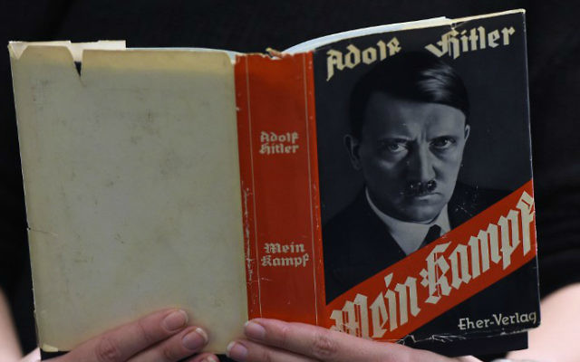 Une édition allemande de Mein Kampf (Mon Combat) d'Adolf Hitler à la Librairie régionale et centrale de Berlin (Zentrale Landesbibliothek, ZLB), le 7 décembre 2015. (Crédit : Tobias Schwarz/AFP)