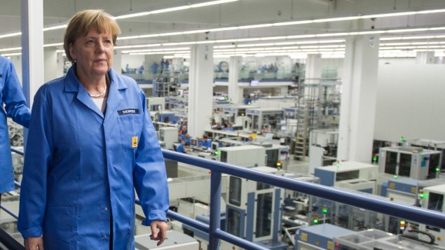 La Chancelière allemande Angela Merkel en visite dans une usine Siemens à Amberg, dans le sud de l'Allemagne, le 23 février 2015; (Crédit : Armin Weigel/DPA/AFP)