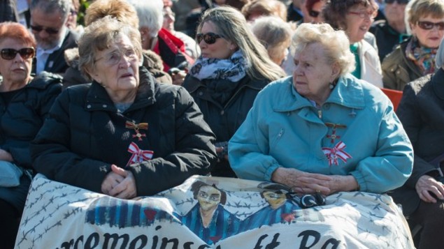 Ilse Heinrich (à gauche) et Charlotte Kroll, survivantes du camp de concentration nazi de Ravensbrück, pendant la commémoration du 70ème anniversaire de la libération du camp par l'Armée rouge, à Ravensbrück, près de Fuerstenberg, au nord-est de l'Allemagne, le 19 avril 2015. (Crédit : AFP PHOTO/DPA/PATRICK PLEU)