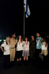Participants de Birthright à une cérémonié de Yom HaZikaron (Crédit : Birthright Israel)