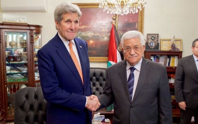 Le secrétaire d'État américain, John Kerry, à gauche, serrant la main du dirigeant de l'Autorité palestinienne, Mahmoud Abbas, à Amman, en Jordanie, le 21 février 2016. (Crédit : Département d'État américain)