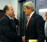 John Kerry, à droite, rencontre Moshe Yaalon à Jérusalem en mai 2013 (Crédit : US State Department) 