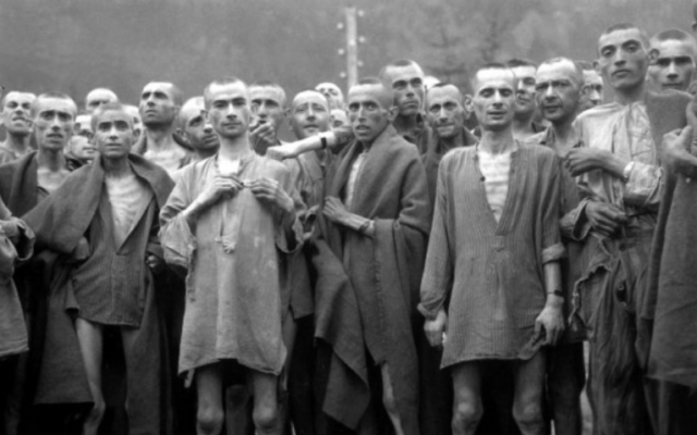 Des prisonniers du camp de concentration d'Ebensee en Autriche, un camp annexe du camp de concentration de Mauthausen, photographié par un soldat américain à la Libération, le 6 mai 1945 (Crédit : National Archives and Records Administration)