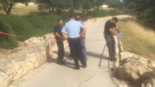 La police sur les lieux de l'attaque au couteau à Armon Hanatziv, le 10 mai 2016 (Crédit : MDA)