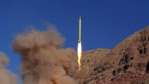 Un missile lancé des montagnes Alborz, en Iran, et portant l'inscription "Israël doit être effacé", le 9 mars 2016. (Crédit : Fars News)