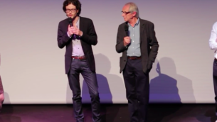 Ken Loach, à droite, à la soirée d’ouverture du Festival Ciné-Palestine de l’Institut du Monde Arabe, en mai 2016. (Crédit : capture d'écran YouTube)