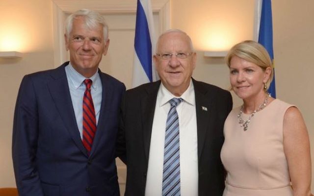 Le président Reuven Rivlin (au centre) avec l'ambassadeur de l'Union européenne en Israël, Lars Faaborg-Andersen (à gauche) et son épouse, pour les célébrations de la Journée de l'Europe à la résidence de l'ambassadeur, à Herzliya, le 9 mai 2016. (Crédit : Mark Neiman/GPO)