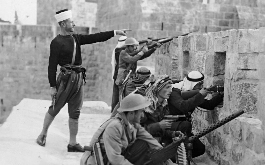 Des combattants arabes sur les murs de la Tour de David (Crédits : Chalil Rissas / Central Zionist Archives)