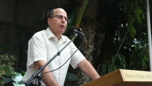Le ministre de la défense Moshe Yaalon pendant une cérémonie en hommage aux employés de son ministère tombés en devoir, le 9 mai 2016. (Crédit : Dana Shragai/ministère de la Défense)