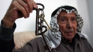Un réfugié palestinien avec la clé de son ancienne maison, à la veille du Jour de la Nakba, la "catastrophe" qu'a représenté la création de l'Etat d'Israël, à Ramallah, le 14 mai 2012. (Crédit : Issam Rimawi/Flash90)
