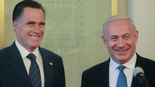 Benjamin Netanyahu (à droite) rencontre le candidat républicain aux présidentielles américaines, Mitt Romney, dans son bureau à Jérusalem, le 29 juillet 2012. (Crédit photo : Marc Israel Sellem/GPO/Flash90)