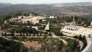 A bird’s eye view of Yad Vashem and Mount Herzl in Jerusalem. (Yossi Zamir/Flash90) Une vue aérienne de Yad Vashem et du mont Herzl à Jérusalem (Crédits : Yossi Zamir / Flash 90) 