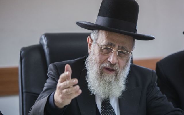 Le grand rabbin séfarade d'Israël Yitzhak Yosef en novembre 2014. (Crédit : Yonatan Sindel/Flash90)