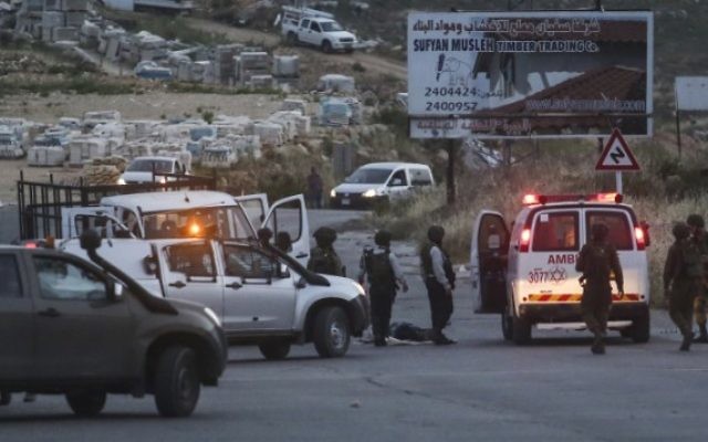 Les forces israéliennes de sécurité à l'endroit où trois soldats ont été blessés dans une attaque à la voiture-bélier, près de Dolev, en Cisjordanie, le 3 mai 2016 (Flash90)