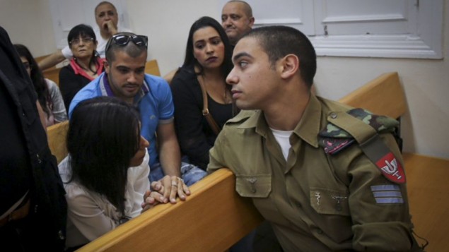 Elor Azaria, le soldat israélien qui a abattu un attaquant palestinien désarmé et neutralisé en mars 2016 à Hébron devant la cour militaire de Jaffa, le 9 mai 2016. (Crédit : Flash90)