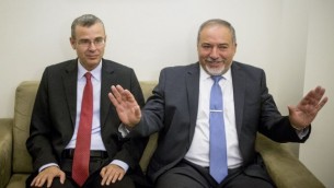Avigdor Liberman (à droite) et Yariv Levin durant les pourparlers pour la coalition, jeudi matin, le 19 mai 2016. (Crédit : Yonatan Sindel/Flash90) 