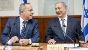 Le Premier ministre Benjamin Netanyahu (à droite) et le ministre de l'Energie Yuval Steinitz pendant la réunion hebdomadaire du cabinet, à Jérusalem, le 22 mai 2016. (Crédit : Emil Salman/POOL)