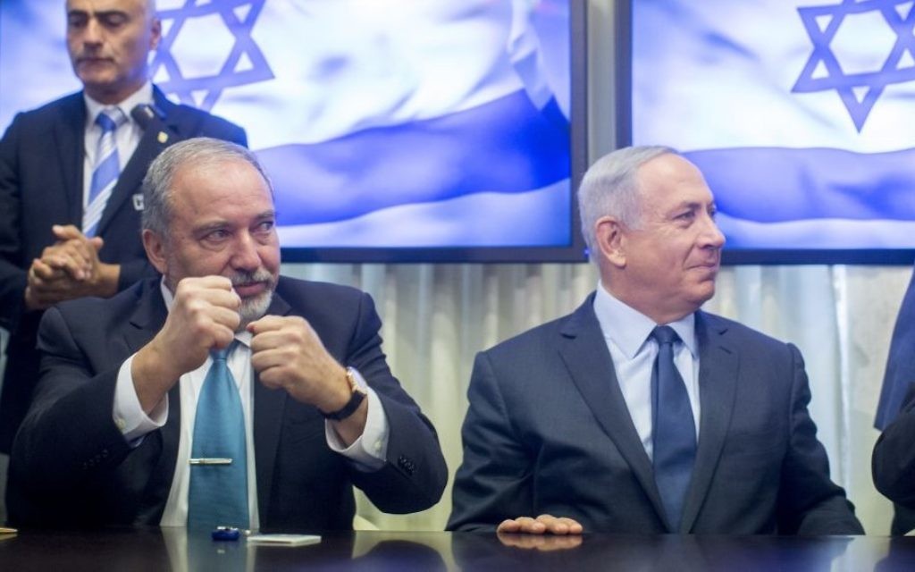 Le Premier ministre Benjamin Netanyahu et le chef du parti Yisrael Beytenu, Avidgor Liberman, après la signature de l'accord de coalition, à la Knesset, le mercredi 25 mai 2016. (Crédit : Yonatan Sindel/Flash90)