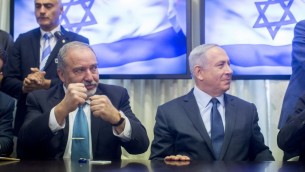 Le Premier ministre Benjamin Netanyahu et le chef du parti Yisrael Beytenu Avigdor Liberman après la signature de l'accord de coalition, à la Knesset, le mercredi 25 mai 2016. (Crédit : Yonatan Sindel / FLASH90)
