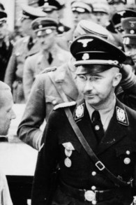 Heinrich Himmler à Dachau en 1936. (Crédit : Friedrich Franz Bauer/Wikimedia Commons/German Federal Archive)
