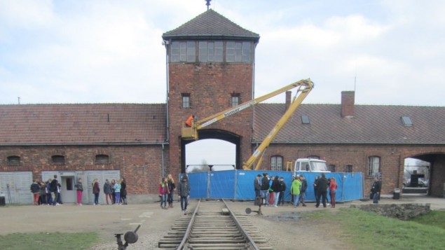 La structure de la tour de garde SS en réparation à Auschwitz-Birkenau, l'ancien camp de la mort nazi, en Pologne, où un million de Juifs ont été tués, novembre 2014 (Crédit : Matt Lebovic/The Times of Israel) 