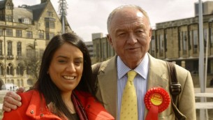 L'ancien maire de Londres, Ken Livingtsone, et Naz Shah à Bradford, en avril 2015, avant son élection en tant que députée du Parti travailliste. (Crédit : Wikimedia Commons, goodadvice.com, CC BY-SA 4.0) 