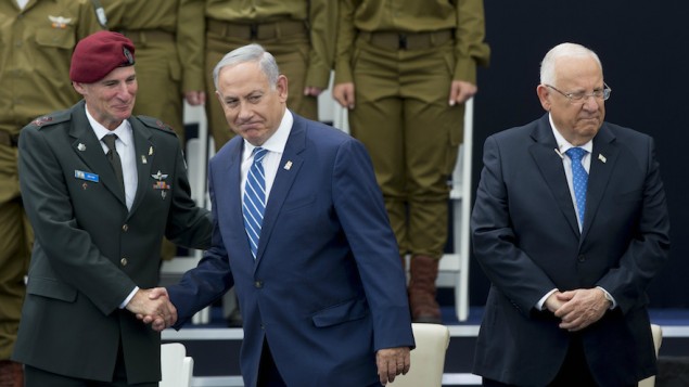 Le Premier ministre Benjamin Netanyahu (au centre) avec le vice chef d'Etat-major, Yair Golan, et le président Reuven Rivlin (à droite), pour Yom HaAtsmaout, à Jérusalem, le 12 mai 2016. (Crédit : Yonatan Sindel/Flash90) 