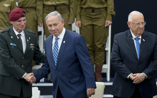 Le Premier ministre Benjamin Netanyahu (au centre) avec le vice chef d'Etat-major, Yair Golan, et le président Reuven Rivlin (à droite), pour Yom HaAtsmaout, à Jérusalem, le 12 mai 2016. (Crédit : Yonatan Sindel/Flash90)