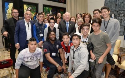 Le président Reuven Rivlin (au centre), avec les joueurs juifs, chrétiens et musulmans d'une équipe de football des Bouches du Rhône, à la résidence présidentielle de Jérusalem, le 3 mai 2016. (Crédit : Mark Neiman / GPO)