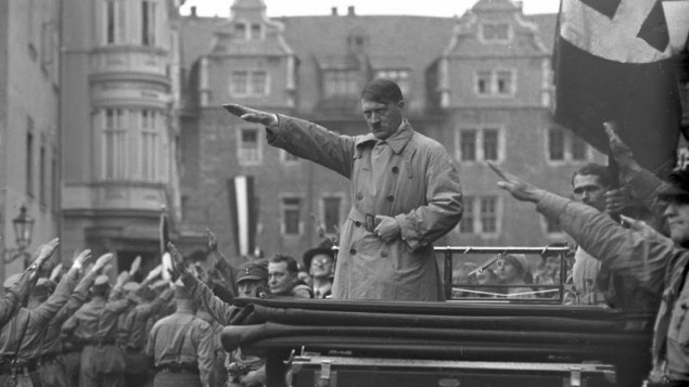 Adolf Hitler lors d'un rassemblement nazi à Weimar, en Allemagne, octobre 1930 (Crédit : domaine public)