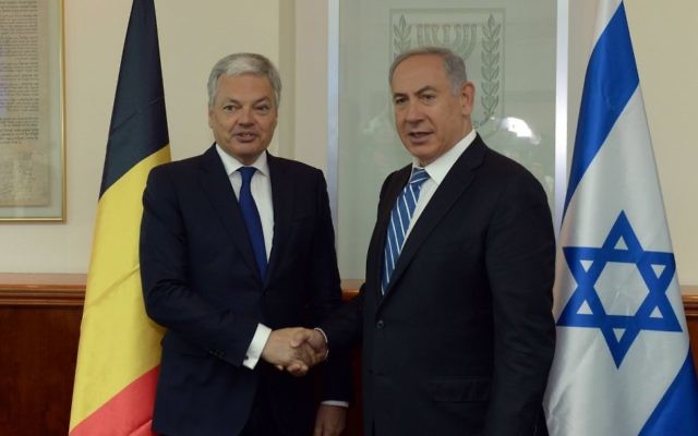 Le Premier ministre Benjamin Netanyahu (à droite) et le ministre belge des Affaires étrangères, Didier Reynders, à Jérusalem, le 9 mai 2016. (Crédit : Haim Zach/GPO)