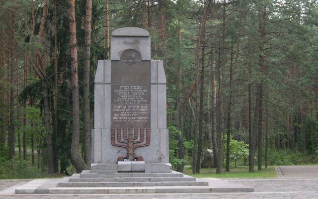 Un mémorial pour les victimes juives du massacre de Ponary, juste à côté de Vilnius, en Lituanie. 70 000 juifs, ainsi que 28 000 Russes et Polonais, ont été assassinés près de la gare de Ponary, entre juillet 1941 et août 1944. (Crédit : Wikimedia commons)